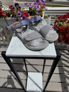 Merrell DAMEN GRAU UND LILA SANDALEN, GRÖSSE 7 STANDARD, AUSGEZEICHNETER SAUBERER ZUSTAND - Bild 1 von 12