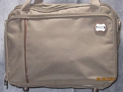 American Tourister 橄榄绿色 肩部 随身携带 夜间行李 健身房 旅行 — 第 1/4 张图片