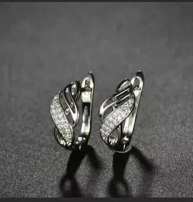 Aretes tipo argolla para mujer enchapados en oro blanco de 14 quilates con diamantes de corte redondo de 2 quilates creados en laboratorio Foto 1 de 4