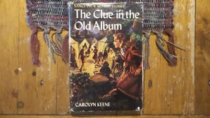 Nancy Drew Mystery Book #24, THE CLUE IN THE OLD ALBUM, Blue Tweed, DJ - Imagen 1 de 4