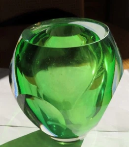 Fifth Avenue L.T.D Green Crystal Art Glass Vase very heavy - Picture 1 of 4