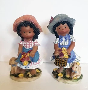 2 estatuillas afroamericanas vintage niñas en vestidos con flores y cachorros - Imagen 1 de 13