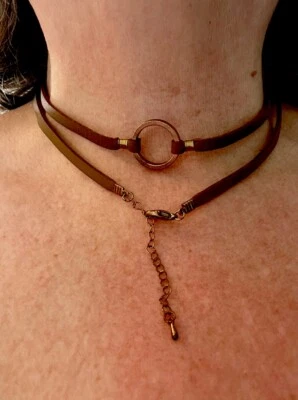 Gargantilla/Collar Envolvente Collar Marrón Gamuza Cuero y Tono Dorado Anillo Colgante 34”-36” Foto 1 de 4