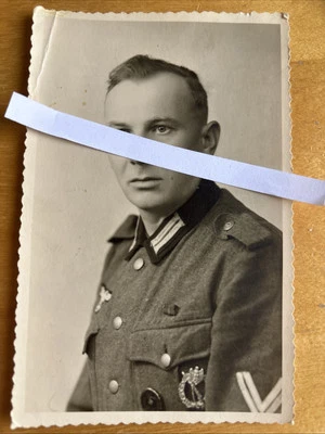 Foto Wehrmacht , Infanterie Sturmabzeichen, Verwundetenabzeichen - Bild 1 von 3