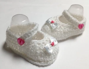 White/pink heart crocheted Mary Jane ankle strap baby booties/shoes 000 8 cm - Picture 1 of 5
