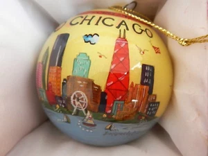 Ornamento sfera vetro 3" dipinto a mano Chicago Skyline in scatola ricordo velluto rosso - Foto 1 di 3