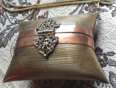 Raro Estuche Hinchado Rígido de Malla de Latón y Cobre de Colección◇Bolso de Mano Ornamentado◇Interior Terciopelo Foto 1 de 4