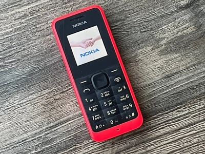 Retro Nokia 105 Negro sobre Rojo Desbloqueado GSM Teléfono Móvil para Coleccionable Foto 1 de 4