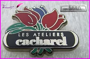 Pin's Parfum Perfume Fleurs " Les ateliers de CACHAREL " Très rare numéroté 3890 - Foto 1 di 1