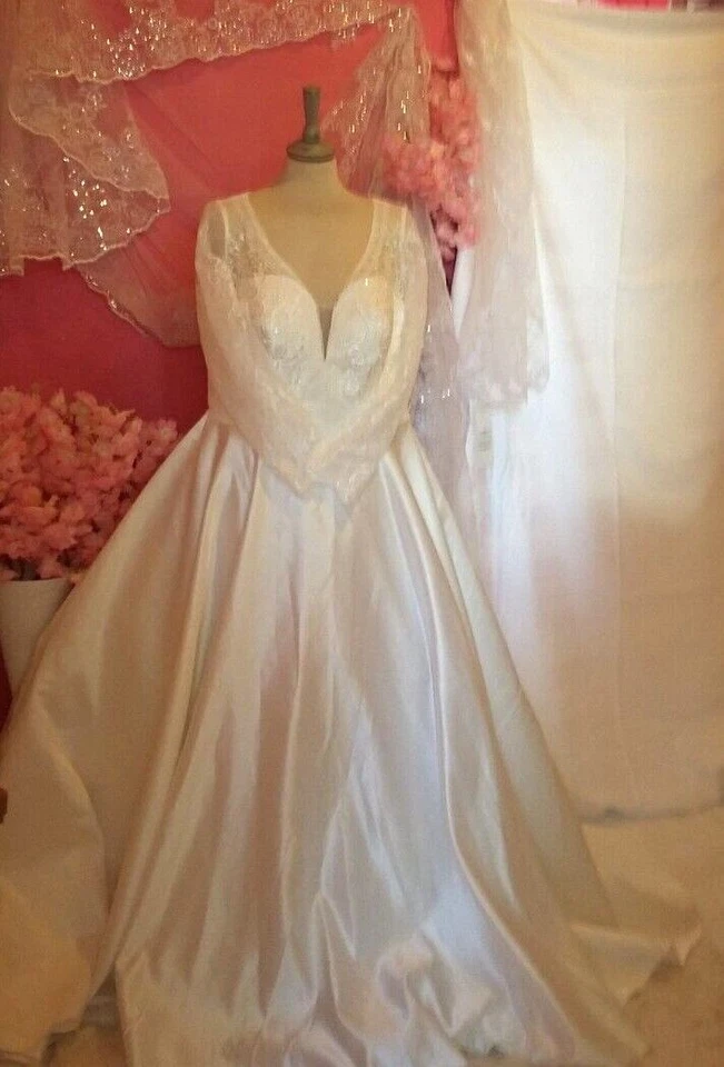 WEDDING DRESS PLUS SIZE V-NECK LONG SLEEVE CHAPEL TRAIN SATIN LACE (SIZE UK18) - Image 1 of 4