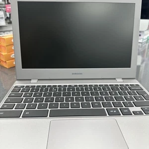 Samsung Chromebook 4 11.6" Intel Celeron 4GB RAM 32 GB eMMC Laptop Silver - BNIB - Afbeelding 1 van 2