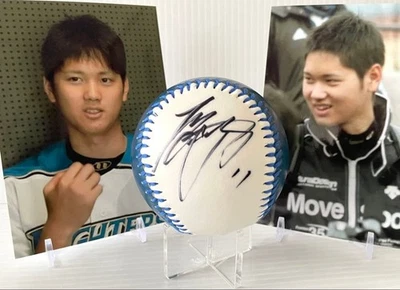 Shohei Ohtani Autographed baseball and rookie photo Hokkaido Nippon-Ham Fighters - Image 1 of 4
