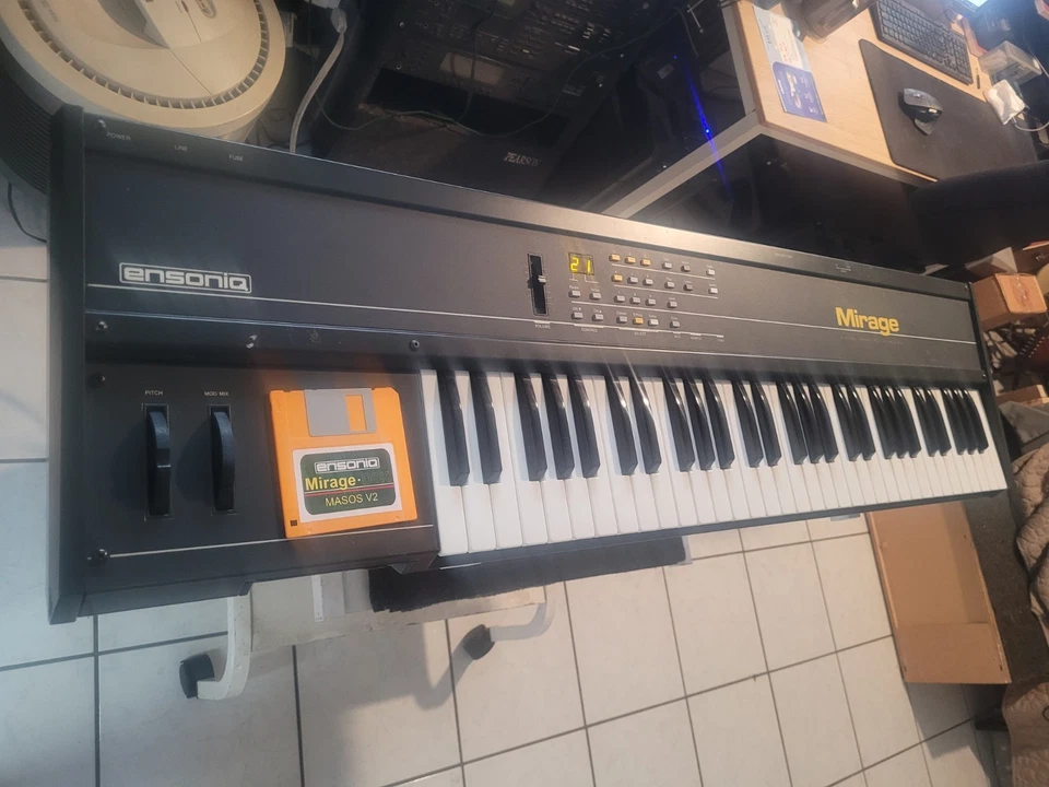 Teclado de muestreo digital Ensoniq Mirage DSK-8, con disco OS V2. Foto 1 de 4