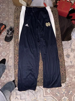 Pantalones de entrenamiento Notre Dame Warmup Track Jogger Adidas para hombre M azul marino ¡Va ir irlandés! Foto 1 de 4