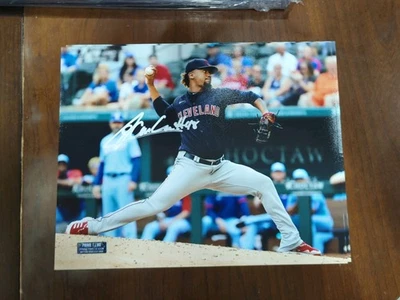 Foto autografiada firmada por Emmanuel Clase 8x10 Cleveland Guardians con certificado de autenticidad Foto 1 de 3
