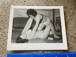 Ropa interior de lucha libre con foto vintage femenina en sala de estar pelea de gatas mujeres prendedores - Imagen 1 de 4