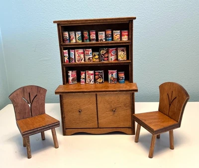 Casa de muñecas de madera vintage - 2 sillas - 23 mini artículos de comida en caja de plástico Foto 1 de 4