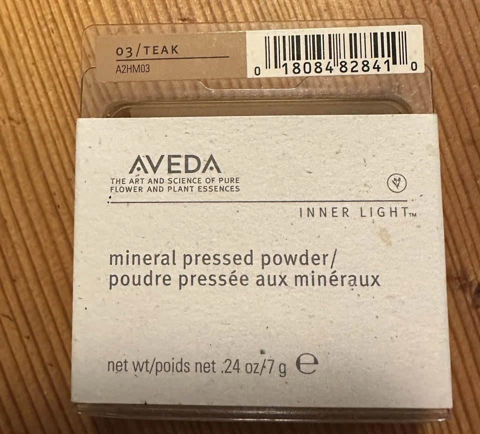 Polvo prensado mineral Aveda de teca Foto 1 de 1