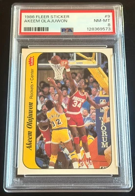 1986 ADESIVO FLEER #9 AKEEM OLAJUWON BASQUETE PSA 8 NOVATO CENTRADO NOVO GRAU - Imagem 1 de 3