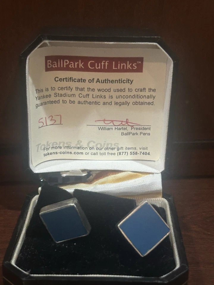 Gemelos de asiento de madera originales Yankee Stadium certificado de autenticidad Foto 1 de 3