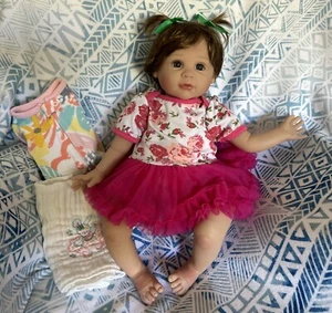 REBORN KLEINKIND PUPPE MIT NEUGEBORENEN OUTFITS Vinyl und weichem Stoffkörper AORI - Bild 1 von 15