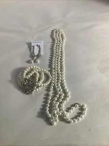 Collar de perlas de disfraz de 30 pulgadas, pulsera de 7-8 pulgadas y pendientes colgantes  - Imagen 1 de 5