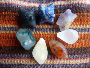 Juego de 7 mini piedras chumpi andinas Kuichi (arco iris) chakra - talladas a mano - naturales - Imagen 1 de 8