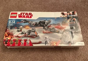 LEGO Star Wars Defense of Crait 75202 NEW in a sealed box 746 pieces RARE - Picture 1 of 4
