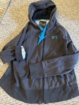 Sudadera con capucha polar Under Armour Storm para jóvenes. Grande gris oscuro con logotipo verde azulado y cordón Foto 1 de 4