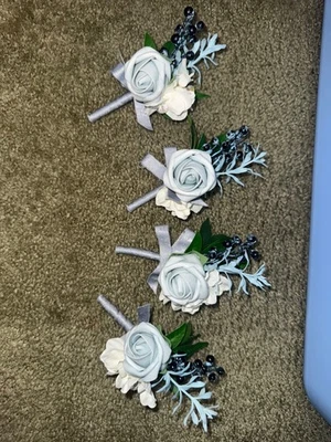 Boutonniere Ling's Moment azul empoeirado para casamento masculino com alfinetes... - Imagem 1 de 4