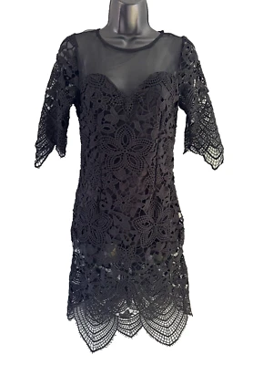 Vestido de coquetel curto Impressions feminino preto crochê/renda recortado nas costas pequeno - Imagem 1 de 4