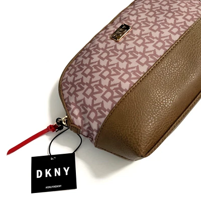 NUEVO CON ETIQUETAS DKNY Logo Cosméticos Artículos de tocador Maquillaje Bolso Domo Marrón Beige Viaje Foto 1 de 4