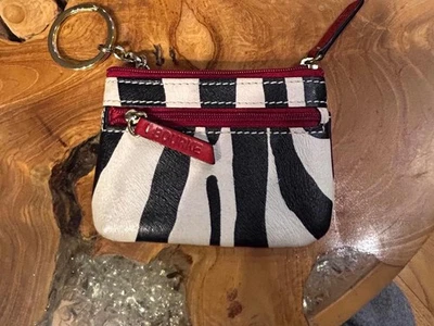 Monedero con llavero con estampado de cebra Dooney & Bourke Foto 1 de 4