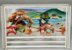 Vintage Japanese Kokeshi Doll Diorama Miniature Figures Mirror Box Beach Scene - Picture 1 of 9