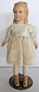 9" Porzellanpuppe auf Ständer Alice Roosevelt von Kathy Redmond UFDC Washington DC - Bild 1 von 2