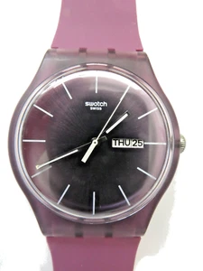 Eine seltene 2010 Swatch 41mm Uhr PURPLE REBEL SUOR703, neue Batterie, voll funktionsfähig - Bild 1 von 10