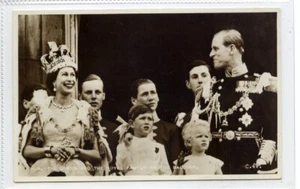 (KLj8026) RPPC, H. M. Queen Elizabeth and Royal Family On The Balcony, - Picture 1 of 4
