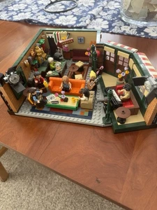 LEGO IDEAS 21319 Friends Television Series Central Perk Cafe Set w/ 7 mini figs - Bild 1 von 10