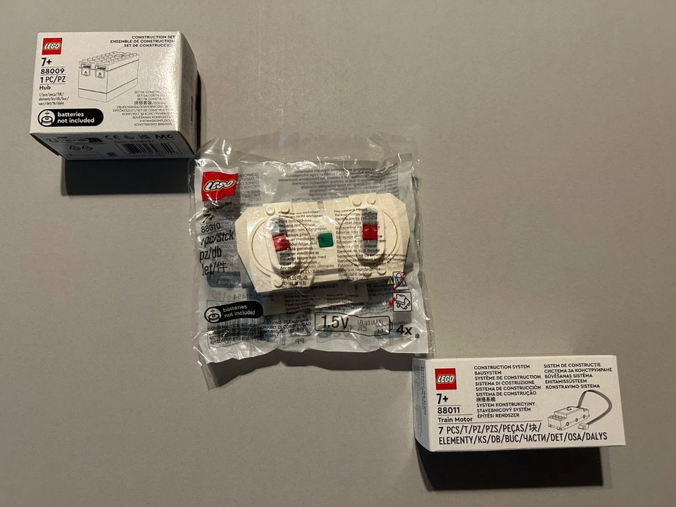 LEGO 88010 Yellow HEAD Two-Color Cheek Paint Print for Tribal Hunter Minifigure