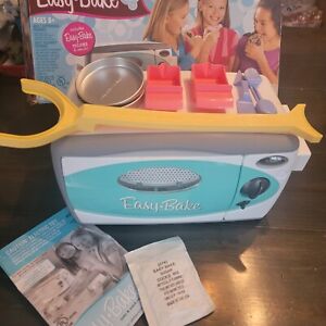 2009 Easy Bake Oven w/ Accessories & Instructions Model 35230