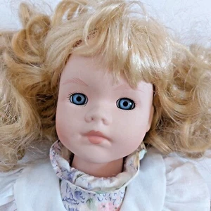 • Poupée Porcelaine 40cm Env. • JEUNE ENFANT, BLONDE, YEUX BLEUS • Avec Support - Picture 1 of 7