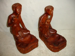 Set (2) Vintage balinesische geschnitzte Holzskulpturen Stammesmänner mit Pfeifen 8" & 9" - Bild 1 von 23