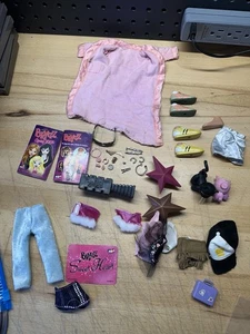 Bratz Zubehör Paket Ohrringe Schuhe Puppenkleidung Hose Rock Haarbürste Hut Katze  - Bild 1 von 4