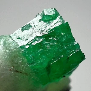 Cristales de esmeralda Swat verdes terminados completos de 18 quilates en matriz @ PAKISTÁN - Imagen 1 de 15