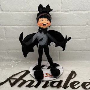 Annalee Puppe Halloween 12" Gone Batty Elf 2023 mit Taschenständer - Neu mit Etikett - Bild 1 von 4