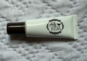 PRETTY VOLGAR Cool AF Fondotinta Acqua Lava in Au Natural Travel Formato 7 ml NUOVO - Foto 1 di 3