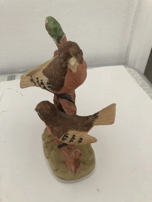 Estatuillas de pájaros de porcelana Art Mar vintage encaramadas en las extremidades de los árboles Foto 1 de 4