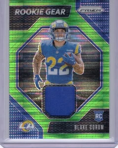 BLAKE CORUM 2024 PRIZM ROOKIE GEAR PULSAR VERDE NEON #23 LOS ANGELES RAMS - Foto 1 di 2