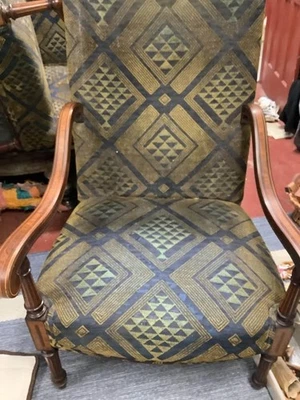 Dos sillas y sofá tapizados con brazos y piernas incrustados. Foto 1 de 4