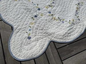 Floral Quilt Blanket White Blue Daisy Square Granny Cottage Core 82x79 Read*** - Picture 1 of 12